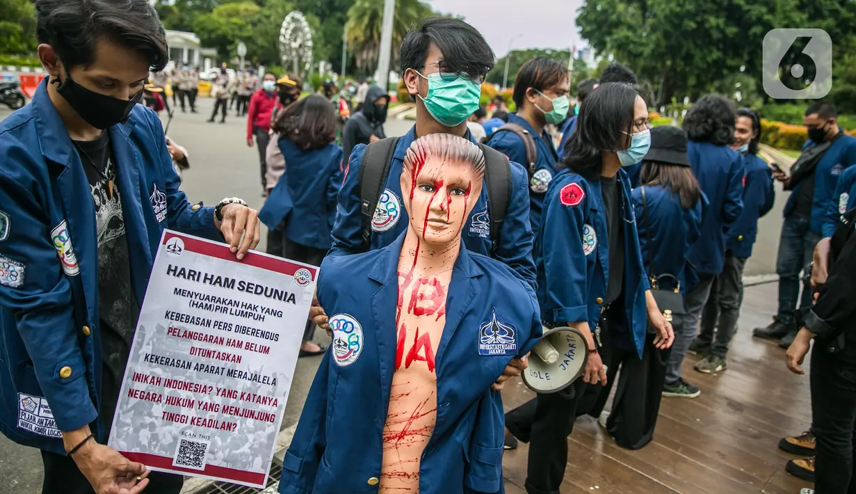 Mahasiswa dari Universitas Trisakti membawa maneken saat aksi memperingati Hari HAM Internasional di depan Taman Aspirasi, Jakarta, Kamis (10/12/2020). Aksi tersebut menuntut agar pemerintah segera menyelesaikan berbagai permasalahan pelanggaran HAM berat di Indonesia. (Liputan6.com/Faizal Fanani)