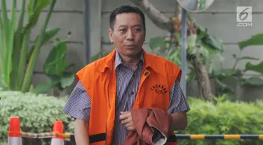 Tersangka Ali Murtopo tiba untuk menjalani pemeriksaan di Gedung KPK, Jakarta, Kamis (6/12). Ali Murtopo diperiksa sebagai tersangka dugaan suap Bupati Malang Rendra Kresna. (Merdeka.com/Dwi Narwoko)