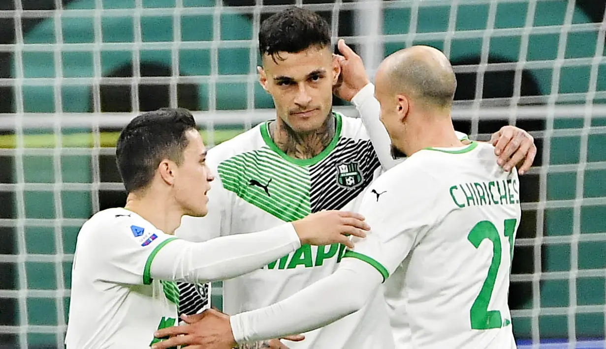 West Ham United berhasil mengamankan jasa Gianluca Scamacca dari US Sassuolo pada 26 Juli 2022 dengan biaya transfer mencapai 36 juta euro alias Rp548 miliar. Pemain berusia 23 tahun itu dikontrak dengan durasi 5 tahun hingga 30 Juni 2027. (AFP/Isabella Bonotto)
