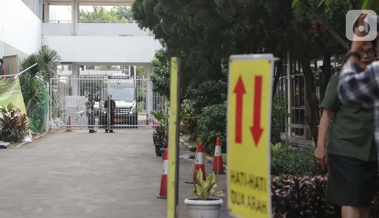 Petugas keamanan melihat ke arah ambulance di sekitar gerbang masuk ruang gawat darurat VVIP usai kedatangan Menko Polhukam Wiranto di Rumah Sakit Pusat Angkatan Darat, Jakarta, Kamis (10/10/2019). Wiranto ditusuk orang tak dikenal usai kunjungan di wilayah Banten. (Liputan6.com/Helmi Fithriansyah)