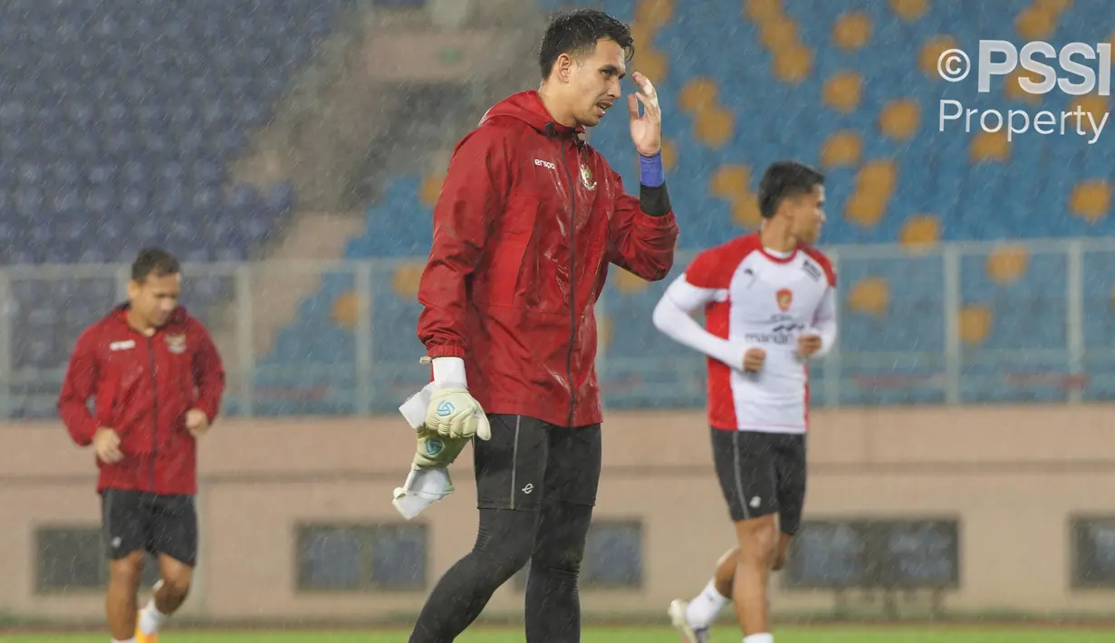 Pemain Timnas Indonesia, Nadeo Argawinata (tengah) bersama rekan-rekannya melakukan latihan di bawah guyuran hujan menjelang laga Kualifikasi Piala Dunia 2026 melawan China yang berlangsung di Stadion Qingdao Tiantai, China pada Minggu (13/10/2024) malam waktu setempat. (Dok. PSSI)