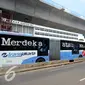 Sebuah bus Transjakarta melintas di Terminal Blok M, Jakarta Selatan, Kamis (12/1). PT Transjakarta tambah 2.000 unit bus, sehingga pada akhir tahun 2017 jumlah bus yang dimiliki bisa mencapai 3.300 unit. (Liputan6.com/Gempur M. Surya)