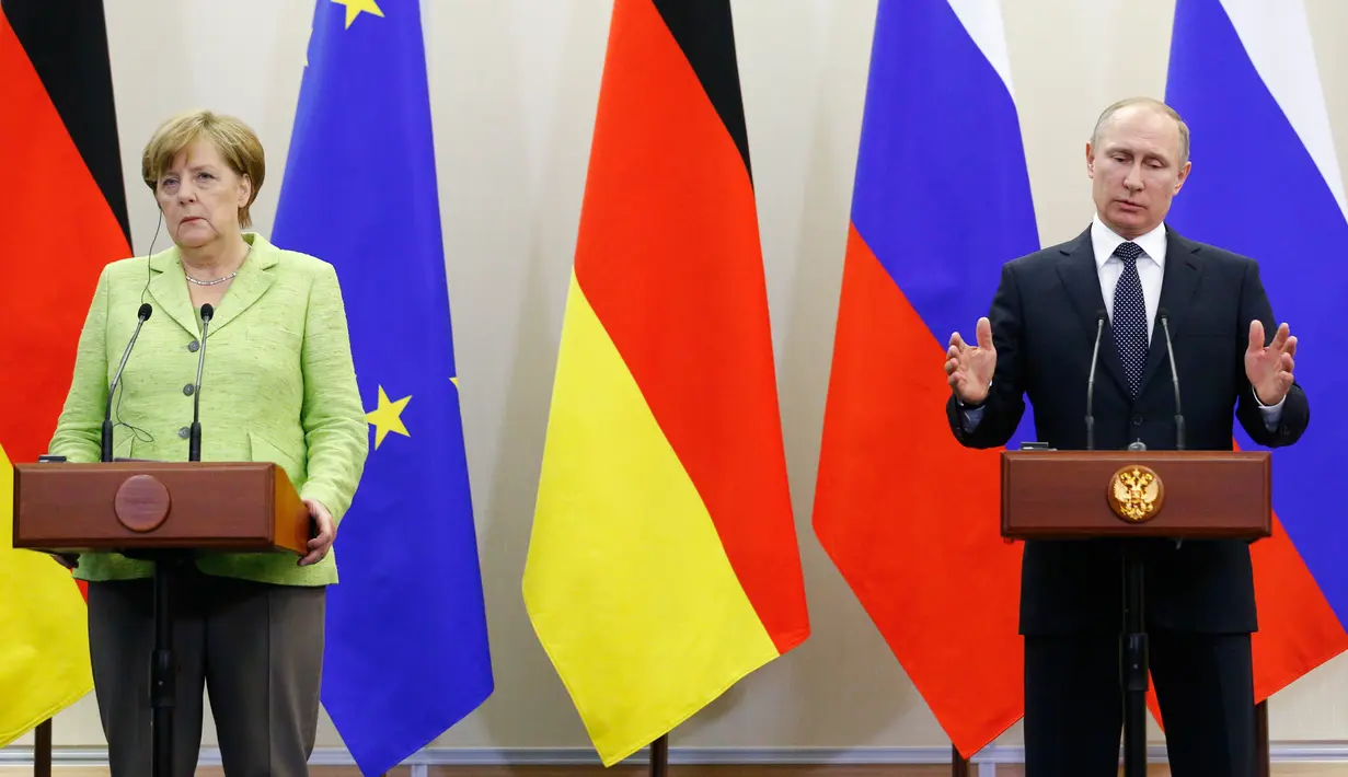 Angela Merkel (kiri) dan Vladimir Putin memberikan keterangan pers di Sochi, Rusia, Selasa (2/5). Isu Ukraina menjadi bahasan terpenting dalam hubungan Rusia dengan Jerman dan menjadi penyebab memburuknya hubungan kedua negara pada 2014. (AP Photo)
