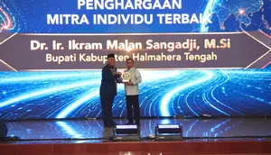 Dorong Akses Pendidikan, Bupati Halmahera Tengah Raih Penghargaan UT