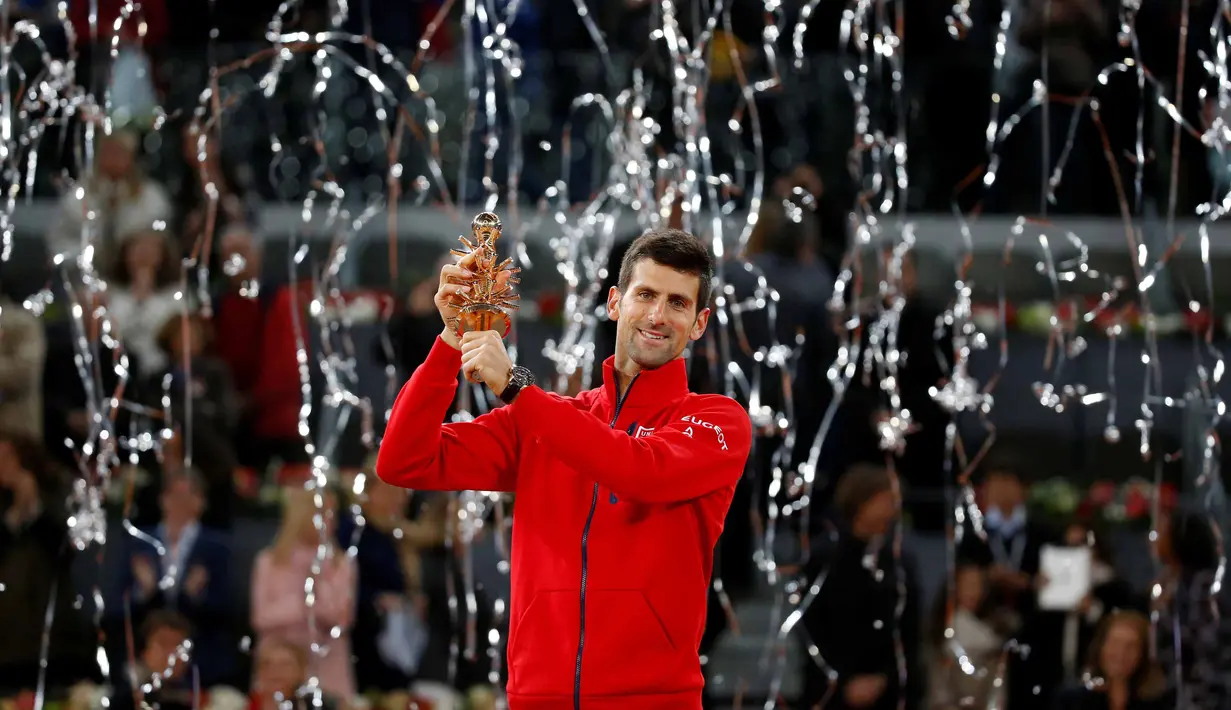  Petenis asal Serbia, Novak Djokovic mengangkat trofi juara usai  mengalahkan Andy Muray pada kejuaraan Madrid Open di Spanyol (8/5/2016).  (REUTERS/Paul Hanna) 