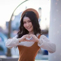 ilustrasi perempuan bahagia/Nitikan T/Shutterstock