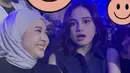 <p>Bersama Syifa Hadju, Kesha tampil mengenakan blazer hitam dengan inner warna senada dipadukan kerudung putih dan anting mutiara sebagai ciri khasnya. [@kesharatuliu05]</p>