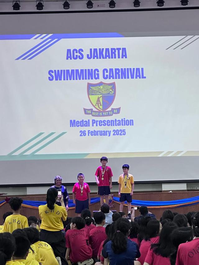 Potret Rafathar Sukses Raih Medali Emas saat Lomba Renang. (instagram/raffinagita1717/rieta_amilia)