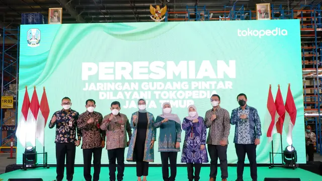 Gubernur Jawa Timur Khofifah Indar Parawansa meresmikan gudang pintar Tokopedia di Osowilangun, Surabaya.