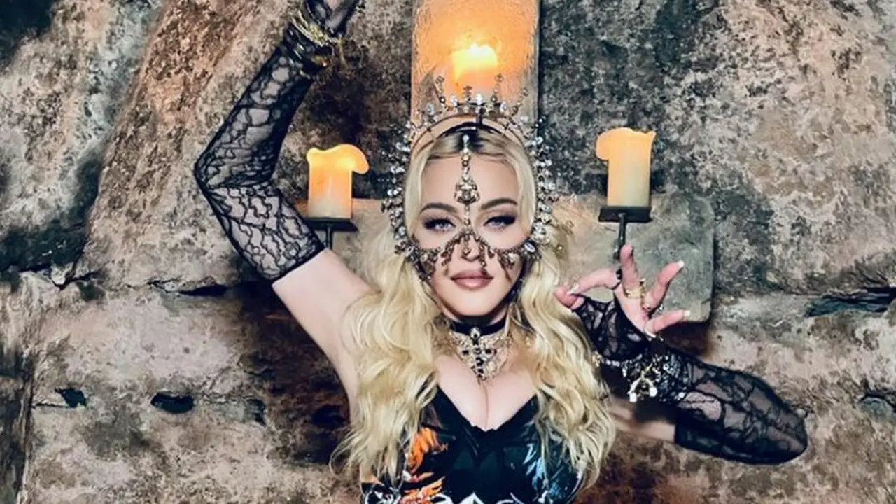 Gaya Madonna Pakai Headpiece Karya Rinaldy Yunardi di Momen Perayaan Ultah ke-63