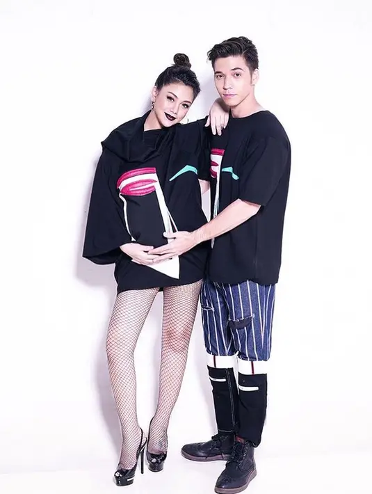 "jangan! Klo km kurus nanti langsung hamil lg aja biar begini lg badan nya" lanjutnya Celine menuliskan ucapan suami yang telah memberikan seorang anak itu. (Instagram/stefannwilliam)