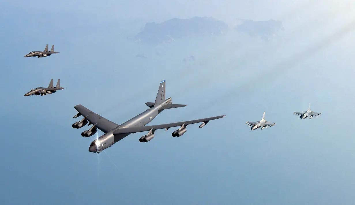 Sebuah pesawat Stratofortress B-52H Angkatan Udara Amerika Serikat (tengah) terbang dalam formasi dengan pesawat tempur KF-16 dan F-15K Angkatan Udara Korea Selatan di atas laut barat Semenanjung Korea saat latihan udara bersama di Korea Selatan, Senin (6/3/2023). Amerika Serikat dan Korea Selatan mengatakan latihan itu diperlukan untuk membela diri dan melawan ancaman yang meningkat dari program rudal balistik dan senjata nuklir Korea Utara. (South Korea Defense Ministry via AP)