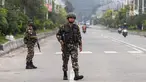 Personel militer melakukan patroli di salah satu ruas jalan sebagai bagian dari langkah-langkah keamanan yang diberlakukan di Kathmandu, Nepal pada 10 September 2025. (PRABIN RANABHAT/AFP)