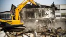 Sebuah eskavator menghancurkan bangunan di sekitar Fatmawati terkait proyek MRT yang akan dibangun oleh Pemprov DKI, Jakarta, Rabu (3/9/2014) (Liputan6.com/Faizal Fanani)