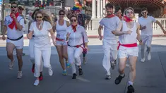 Peserta berdandan seperti badut mengajar pejalan kaki selama acara parodi tahunan "Running of the Clowns" i Pasadena, California pada 20 Oktober 2019. Lari dikejar kawanan badut ini merupakan parodi yang mengolok-olok lomba dikejar banteng di Spanyol. (Mark RALSTON / AFP)