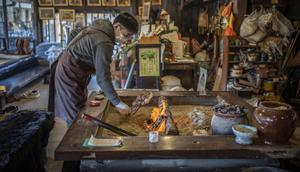 Suasana restoran yang menawarkan daging beruang panggang di kawasan Prefektur Saitama, Jepang. (dok. Yuichi YAMAZAKI / AFP)