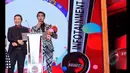 Riki Harun, mendapat penghargaan Infotainment Awards 2015 sebagai Sexiest dad, Jakarta, (30/01/15). Infotainment Awards 2015 merupakan bentuk apresiasi SCTV kepada Artis, Tokoh, dan Peristiwa terhangat. (Liputan6.com/Faisal R Syam)