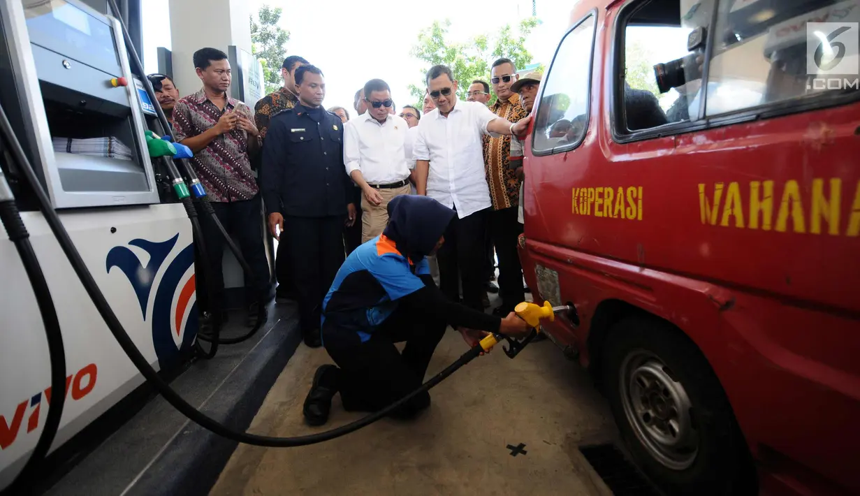 Menteri ESDM, Ignasius Jonan (tengah) melihat proses pengisian BBM di SPBU Vivo di kawasan Cilangkap, Jakarta, Kamis (26/10). SPBU tersebut akan menyalurkan BBM bensin RON 89, 90, dan 92 dengan merk Revvo. (Liputan6.com/Helmi Fithriansyah)