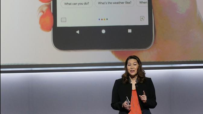 Director of Product Management at Google Sabrina Ellis menuturkan fasilitas dari ponsel terbarunya Google Pixel 2 XL di SFJAZZ Center, California, Rabu (4/10). Pixel 2 dan Pixel 2 XL dilengkapi dengan sistem operasi Google Assistant.  (AP Photo/Jeff Chiu)