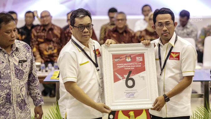 Ketua Umum Partai Garuda Ahmad Ridha Sabana mendapatkan nomor 6 sebagai peserta pemilu 2019 saat pengundian nomor urut parpol di kantor KPU, Jakarta, Minggu (19/2). (Liputan6.com/Faizal Fanani)
