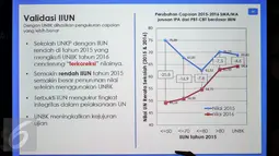 Kapuspendik Kemendikbud, Nizam menunjukkan grafik validasi peningkatan Indeks Integritas Ujian Nasional (IIUN) 2016 di Gedung Kemendikbud, Jakarta, Rabu (11/5/2016). Pada 2016, 615 sekolah memiliki IIUN di atas 70. (Liputan6.com/Helmi Fithriansyah)