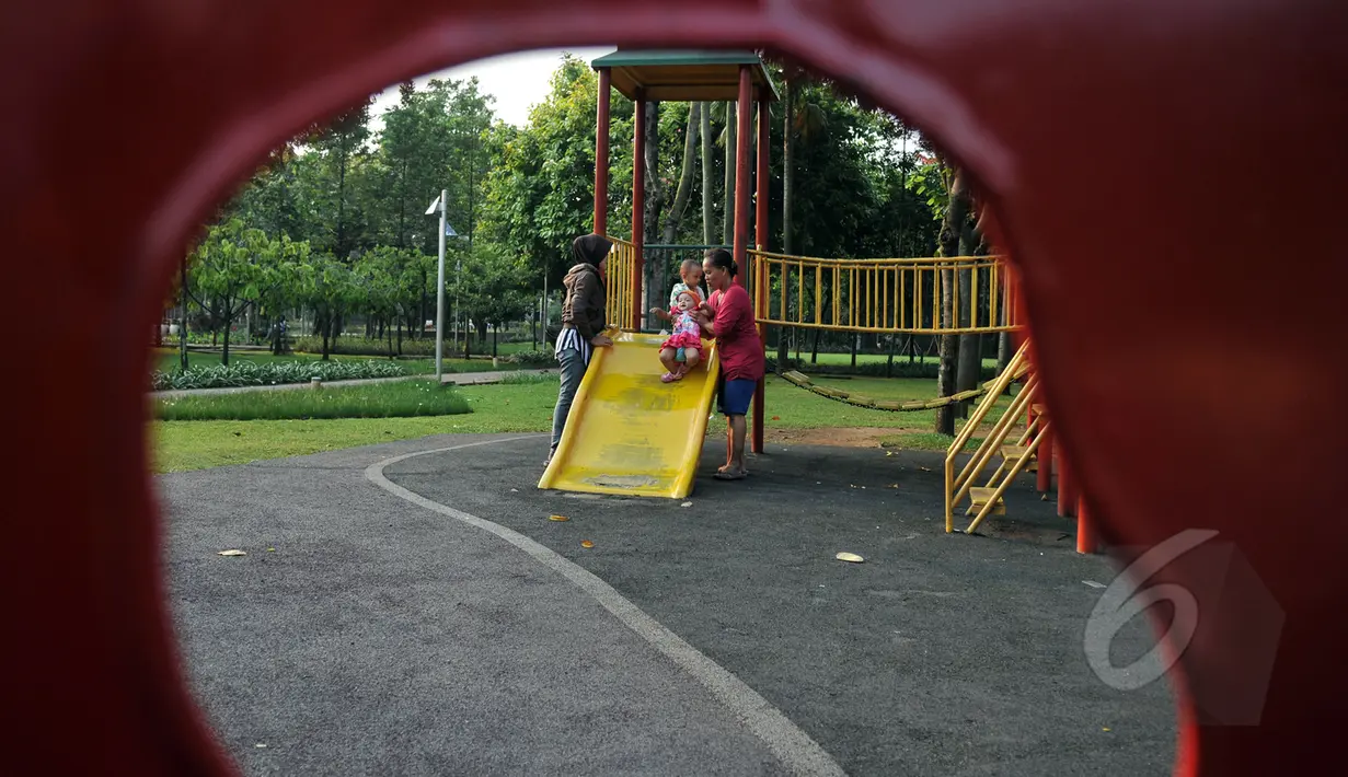 Sejumlah orang tua saat mengawasi anaknya bermain di Taman Menteng, Jakarta Pusat, Jumat(22/5/2015). Pemerintah Provinsi DKI Jakarta secara bertahap akan meresmikan empat Taman Terpadu Ramah Anak (TTRA). (Liputan6.com/Johan Tallo)