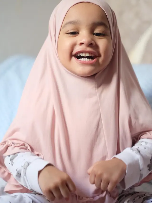 6 Potret Kedua Putri Shireen Sungkar saat Pakai Hijab, Menggemaskan