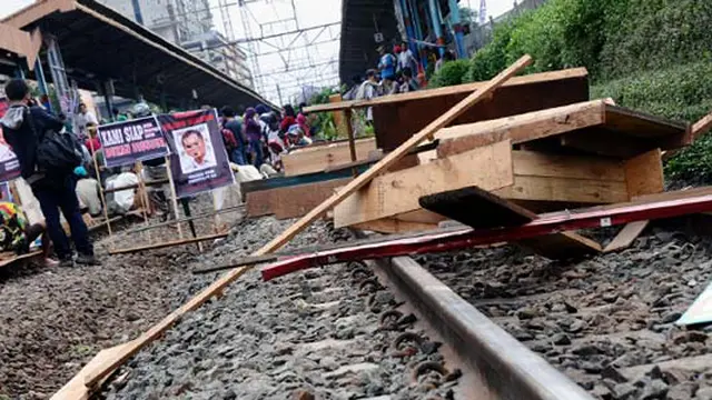 Mahasiswa Blokir Jalur KA Jakarta-Bogor di Stasiun Pondok Cina