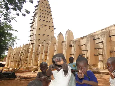 Masjid Bobo Dioulasso terletak di Republik Burkina Faso, Afrika. Masjid ini diperkirakan dibangun pada 1880 dengan gaya Sahel lengkap dengan dua menaranya masing-masing di sisi mihrab dan pintu masuk utama. (en.wikipedia.org)