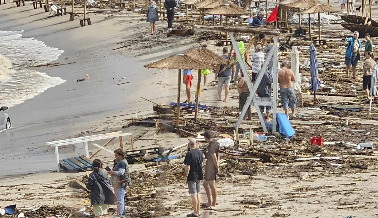 Di Bulgaria, badai menyebabkan banjir di pantai Laut Hitam bagian selatan negara itu. (AP Photo/Milena Genadieva)