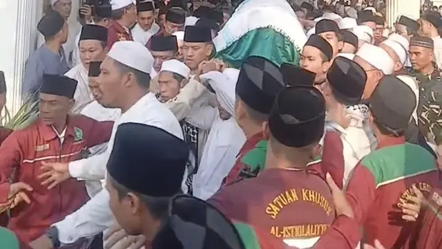 Santri Hingga Pejabat, Ribuan Jemaah Padati Pemakaman KH Fudholi