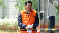 Mantan anggota DPR Bowo Sidik Pangarso tiba untuk pemeriksaan  di gedung KPK, Jakarta, Kamis (24/10/2019). Bowo Sidik diperiksa terkait pengembangan kasus suap kerja sama pengangkutan bidang pelayaran antara PT Pupuk Indonesia Logistik dan PT Humpuss Transportasi Kimia. (merdeka.com/Dwi Narwoko)