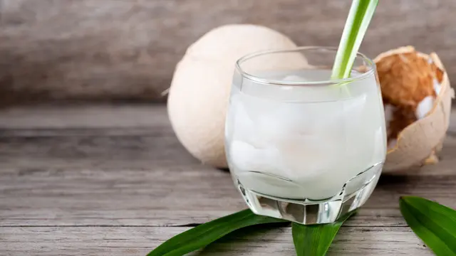 ilustrasi manfaat air kelapa muda/Regreto/shutterstock