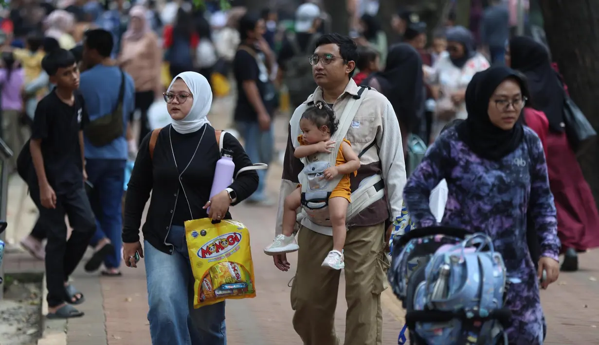 Libur panjang Maulid Nabi 1447 Hijriah dimanfaatkan masyarakat Jakarta dan sekitarnya untuk berwisata di Taman Margasatwa Ragunan, Jumat (5/9/2025). (Kapanlagi.com/Budy Santoso)