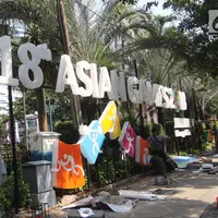 Pekerja memasang neon box Asian Games di depan Balai Kota DKI Jakarta, Jumat (6/7). Pemasangan neon box tersebut untuk mensosialisasikan pelaksanaan Asian Games 2018. (Liputan6.com/Arya Manggala)