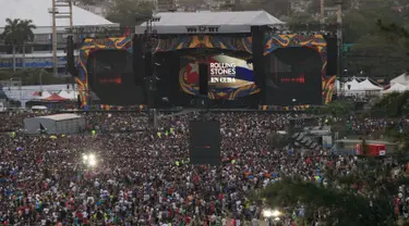 Ribuan fans saat menunggu band idolanya Rolling Stones di Ciudad Deportiva de la Habana, Kuba, 25 Maret 2016. Konser yang mendatangkan band rock and roll ini tidak dipungut biaya atau gratis. (REUTERS / Enrique de la Osa)