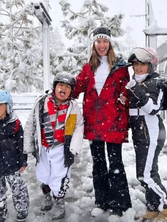 Liburan keluarga Bakrie ini memang selalu terlihat seru dan tentunya mewah. Nia dan anak-anaknya begitu bahagia bisa kembali bermain ski. Senyum bahagia begitu terpancar dari wajah keluarga ini.(Liputan6.com/IG/@ramadhaniabakrie)