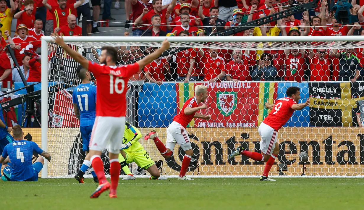Hal Robson-Kanu melakukan selebrasi usai mencetak gol ke gawang Slovakia di Stade de Bordeaux, Prancis (11/6). Gol Kanu membawa Wales menang 2-1 atas Slovakia. (Reuters/ Albert Gea)