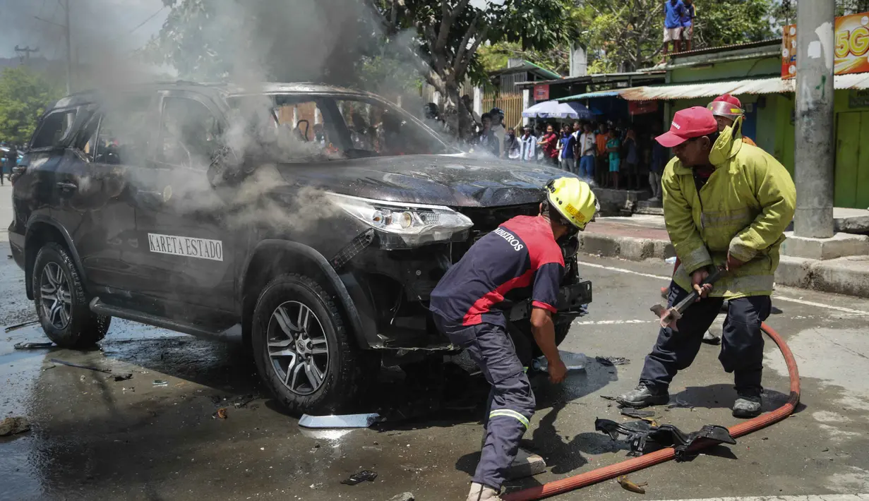 Polisi Timor Leste terpaksa menembakkan gas air mata untuk membubarkan massa yang melakukan protes di hari kedua pada 16 September 2025. (VALENTINO DARIELL DE SOUSA/AFP)