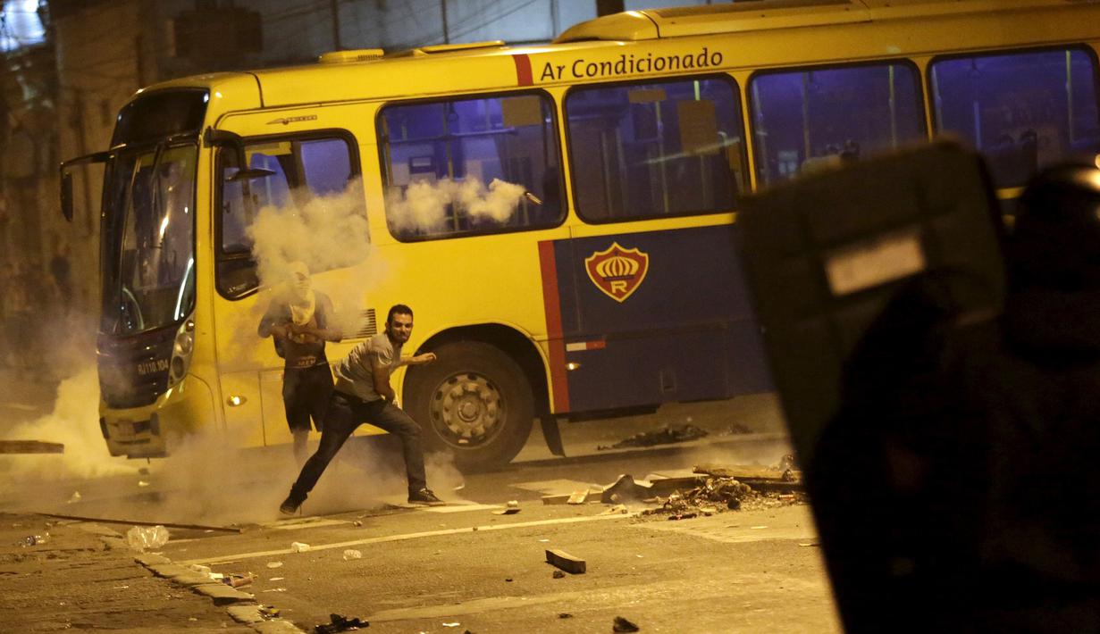 Para demonstran terlibat bentrok dengan Polisi Anti Huru hara di Brasil, Jumat (8/1/2016). Pengunjuk rasa protes terhadap kenaikan tarif untuk bus kota di Sao Paulo. (Reuters/ Lunae Parracho)