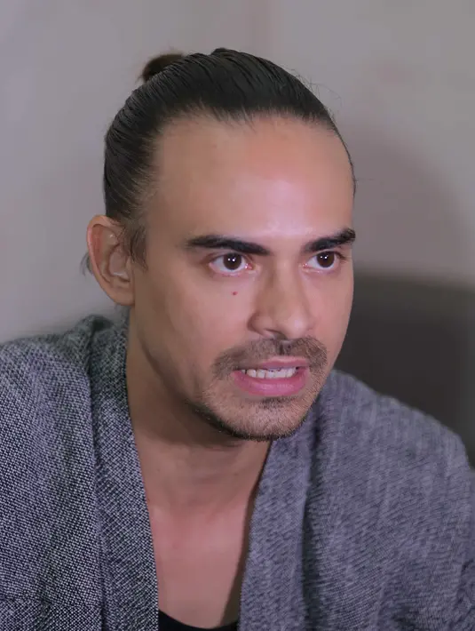 "Sebenarnya dia nggak tiap hari syuting film terus kok. Ada waktu buat keluarga juga. Tapi memang kebetulan belakangan ini ada film beberapa, jadi keliatannya sibuk terus," kata Ashraf Sinclair. (Andy Masela/Bintang.com)