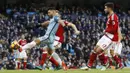 Striker Manchester City, Sergio Aguero, berusaha membobol gawang Middlesbrough  pada laga Premier League di Ettihad Stadium, Inggris, Sabtu (5/11/2016). Kedua tim bermain imbang 1-1. (Reuters/Carl Recine)