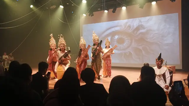 Penampilan Komunitas Seni Bajra dalam Festival Musikal Indonesia 2025