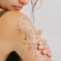 Ilustrasi body scrub. (c) Komarova Julia/Shutterstock.com
