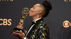 Lena Waithe berpose dengan trofi usai meraih penghargaan pada Emmy Awards 2017 di Los Angeles, Minggu (17/9). Lena Waithe menjadi perempuan kulit hitam pertama yang meraih Emmy Awards dari kategori Best Comedy Writing. (Jordan Strauss/Invision/AP)