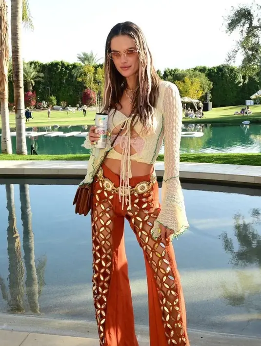 Alessandra Ambrosio menghadiri Coachella 2023 dibalut outfit dari Raisa Vanessa. Foto: Vogue.