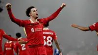 Di babak kedua, pada menit ke-49, Curtis Jones berhasil mencetak gol keunggulan untuk Liverpool atas Leicester City. (Paul ELLIS/AFP)