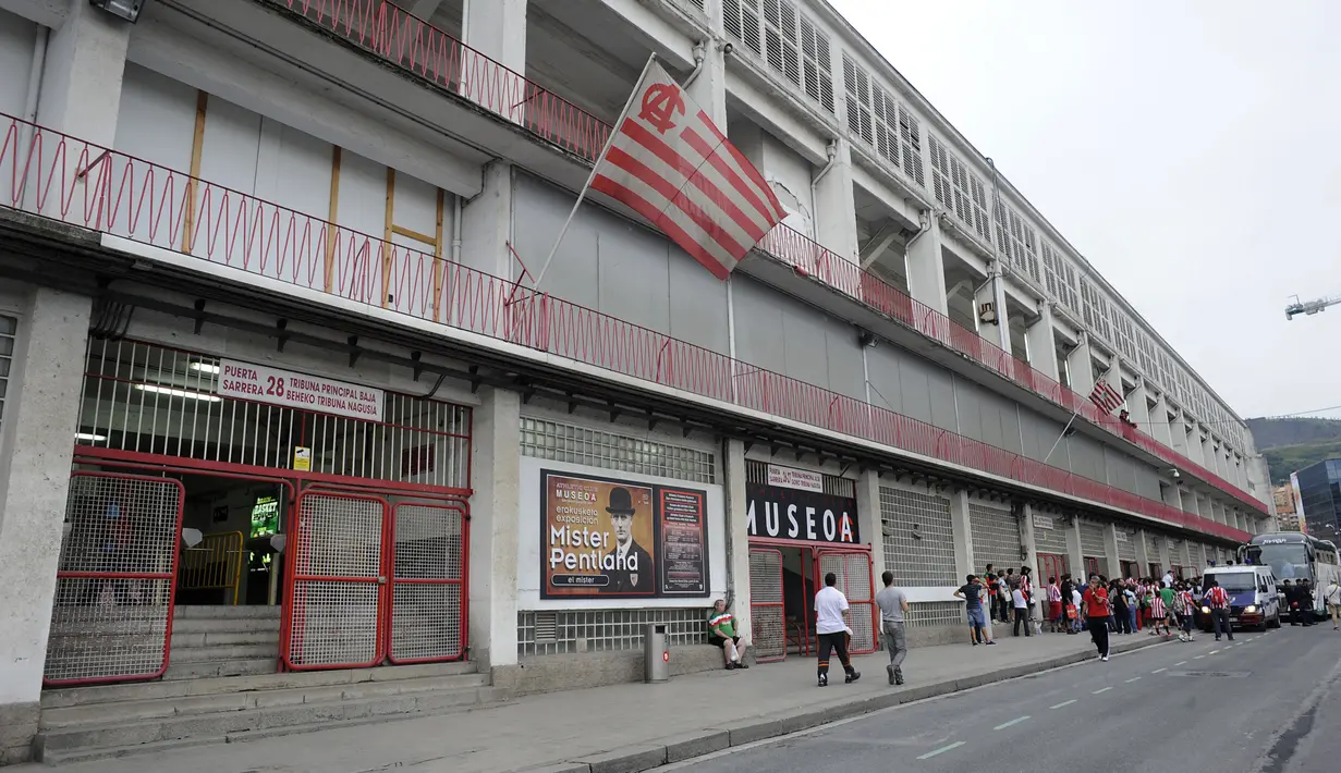 Stadion San Mames lama merupakan stadion tertua di Spanyol yang berdiri pada tahun 1913 silam. Nama San Mames berasal dari gereja yang terletak di dekat stadion itu. (Foto: AFP/Ander Gillenea)