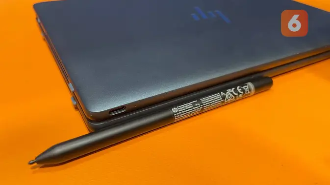<p>HP Spectre Fold, laptop layar lipat HP yang bisa digunakan dalam 3 bahkan 4 mode, yakni laptop 12,3 inci, laptop 14 inci, tablet 17 inci, dan PC desktop 17 inci. Perangkat ini telah dilengkapi dengan keyboard magnetis dan sebuah pena digital. HP Spectre Fold didukung dua port USB Type C untuk pengisian daya dan transfer data. Liputan6.com/ Agustin Setyo W).</p>