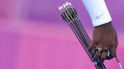 Pemanah India, Atanu Das, mengambil panah saat kompetisi beregu putra di Olimpiade Tokyo 2020 di Jepang, Senin ( 26/7/2021). Atanu Das menghiasi jarinya dengan cincin Olimpiade di jari manisnya. (Foto: AP/Alessandra Tarantino)